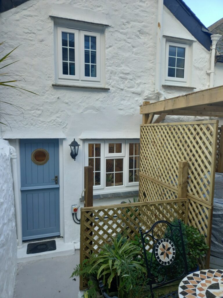 58) Courtyard Cottage - gallery image 22