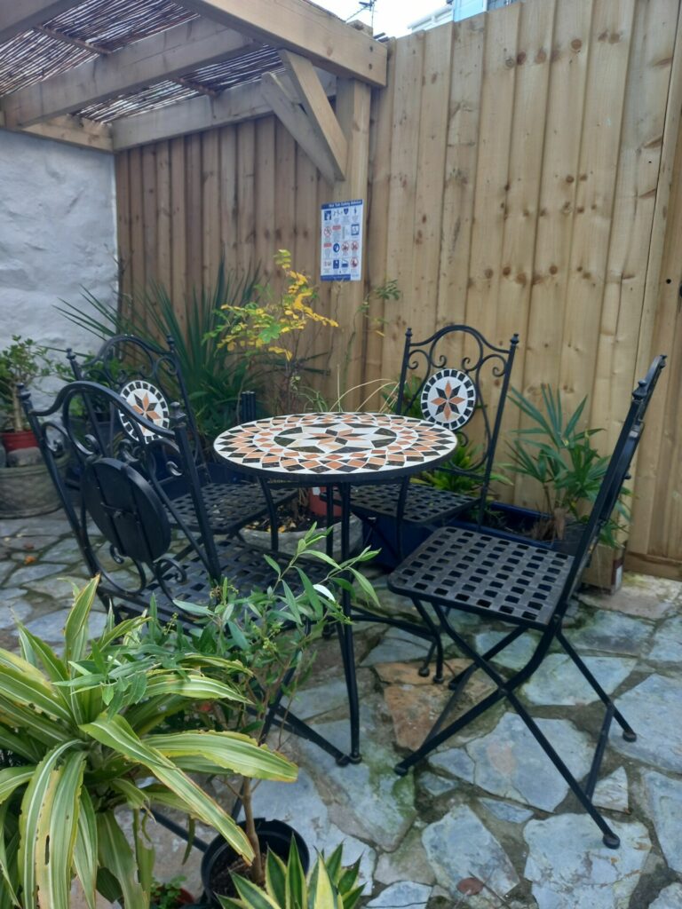58) Courtyard Cottage - gallery image 23