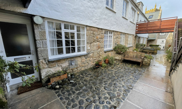 57) 3 Redfern Court
